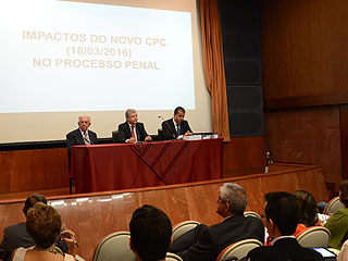 O desembargador Kildare Carvalho, superintendente da Ejef e segundo vice-presidente da TJMG, presidiu a mesa