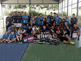 ovens beneficiários da associação; a  modalidade esportiva badminton é ferramenta para cultivar entre os meninos e as meninas valores como cultura da paz, responsabilidade, ética, cordialidade e valorização das pessoas