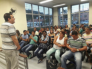 O oficial de justiça Walter Gonçalves de Moraes falou para as famílias dos jovens, no salão do juúri da caomarca, sobre o cotidiano forense e os mecanismos referentes ao repasse das prestações pecuniárias