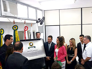 A juíza Marcela Decat de Moura (de rosa) descerrou a placa de instalação da Defensoria Pública