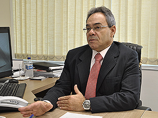 O superintendente de engenharia do TJ, desembargador Cássio Salomé, destaca o trabalho realizado pela Dengep