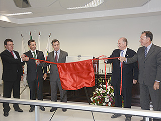 Autoridades fazem descerramento da placa de inauguração do Fórum