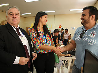 Juiz Eduardo Gomes dos Reis, ao final de mais uma conciliação, satisfeito com o aperto de mãos entre as partes