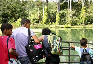 Os jovens apreciam a natureza de Inhotim