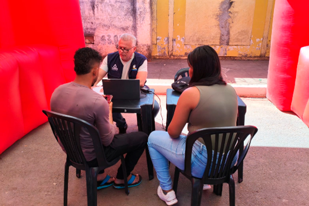 Atendimento do CEJUSC, no evento de cidadania em Lassance, 01/07. (CRÉDITOS: COESP/TJMG).