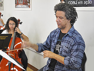 O músico Moisés Guimarães dá aulas de violino e viola no projeto social da orquestra infantojuvenil