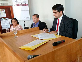 Durante a solenidade, foi lançado oficialmente na comarca o Programa Conhecendo o Judiciário