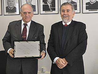 Desembargador Antônio Sérvulo recebe homenagem das mãos do juiz Adilon Cláver de Rezende
