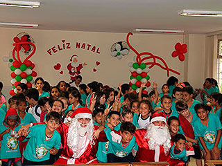 Crianças da Escola Municipal e de instituição de acolhimento local receberam a visita do Papai Noel