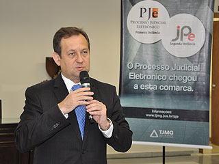 O desembargador Luiz Carlos de Azevedo Corrêa Júnior esteve presente a diversas solenidades de apresentação do PJe e atribui ao trabalho coeso de diversos setores do TJMG o sucesso do projeto
