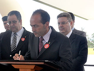 O diretor da FBAC, Valdeci Antonio Ferreira, também assinou o convênio em cerimônia realizada na cidade administrativa