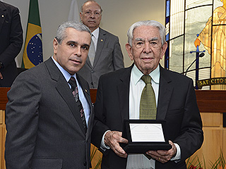 O ex-presidente do TJMG, desembargador Fernandes Filho (direita), foi homenageado pela "inestimável" contribuição para o fortalecimento do sistema de juizados especiais