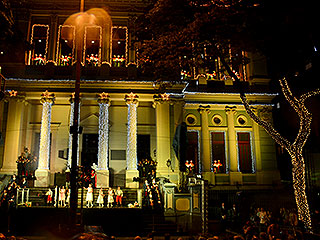 Nem a chuva impediu o público de admirar o belo espetáculo cênico-musical e a iluminação natalina do Palácio da Justiça