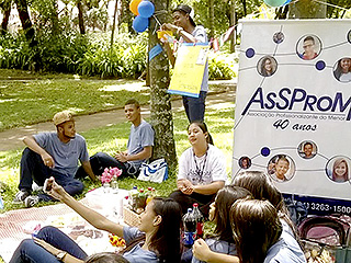 Levar adolescentes a incorporar ao seu lazer a leitura