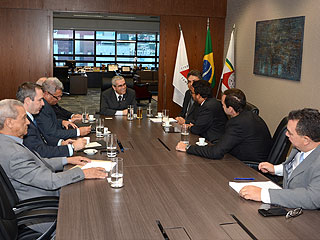 O presidente Herbert Carneiro (ao fundo) recebe o diretor do Banco do Brasil