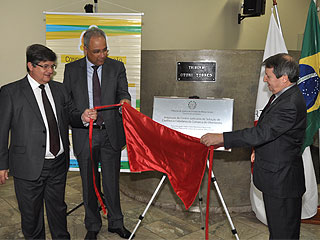 Durante a inauguração, houve o descerramento da placa do Centro Judiciário