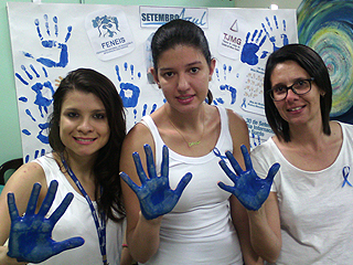 Equipe pintou as mãos de azul para ressaltar o meio de comunicação dos surdos: a língua de sinais