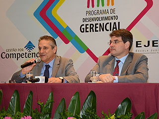 O 2º vice-presidente do TJMG, desembargador Wagner Wilson, e o corregedor-geral de Justiça, desembargador André Leite Praça, participaram do encerramento do curso Fundamentos para o Desenvolvimento de Boas Práticas Gerenciais