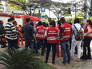 Profissionais do Corpo de Bombeiros de Minas fazem avaliação com os brigadistas do TJMG após evacuação do prédio da Unidade Raja