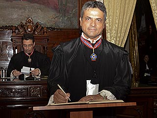 O desembargador Carlos Henrique Perpétuo Braga tomou posse no Salão do Órgão Especial