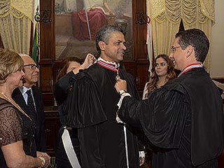 O presidente do TJMG desembargador Pedro Bitencourt Marcondes confere o colar do mérito ao novo desembargador