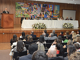 O 3º vice-presidente eleito do TJMG, desembargador Versiani Pena (no parlatório), participou da abertura do semiário
