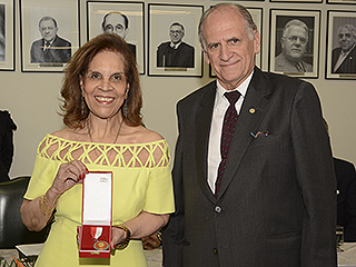 A desembargadora Márcia Milanez representou a corregedora Fátima Nancy Andrighi e recebeu a Medalha Ruy Gouthier de Vilhena em seu nome