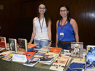 Servidoras da Ejef organizaram os livros que foram trocados entre os presentes