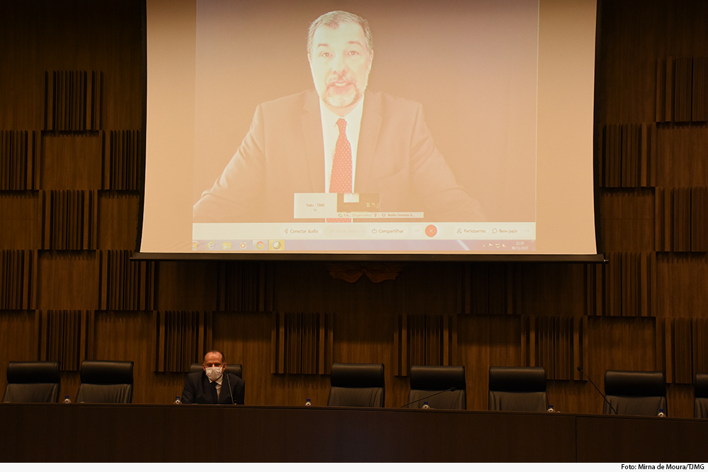 Tela mostra palestrante no Tribunal do Pleno 