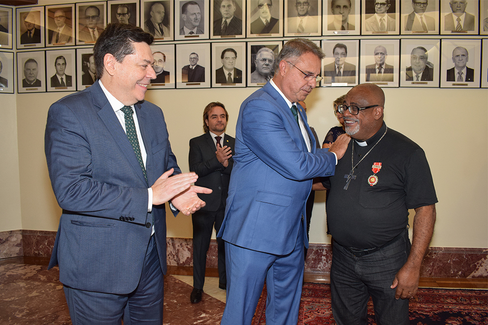 Not 1 Medalha Helio Costa Padre Gilson.jpg