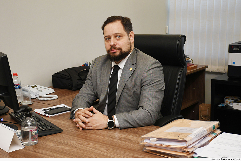 Magistrado à mesa de trabalho em gabinete