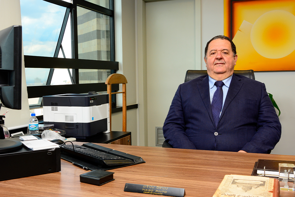 Magistrado de terno à mesa de trabalho em gabinete