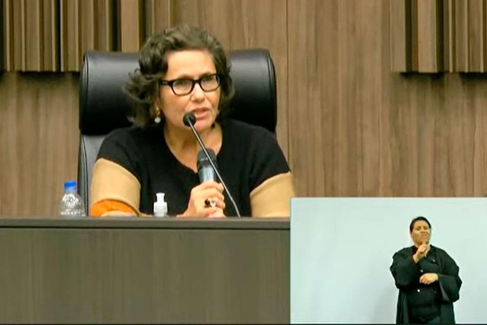 Magistrada em auditório do Tribunal Pleno