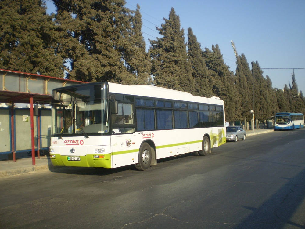 Ônibus estacionado em parada em rodovia