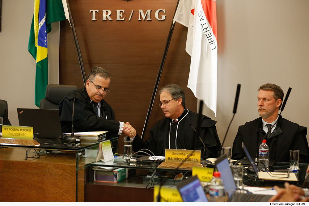 Presidente cumprimenta com aperto de mão o empossado