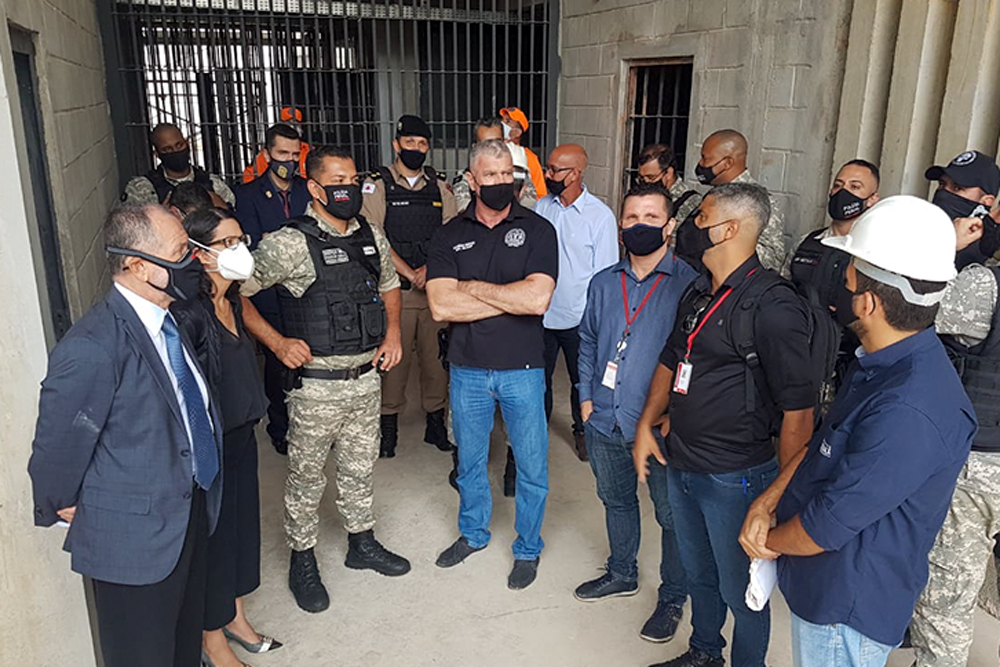 Autoridades visitam estabelecimento prisional