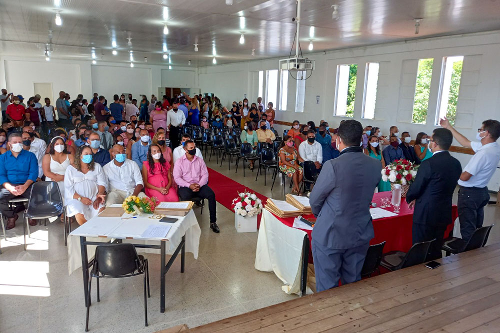 Casais e testemunhas participam de solenidade