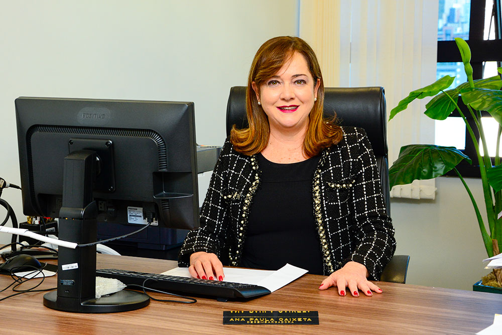 Magistrada à mesa de trabalho em gabinete