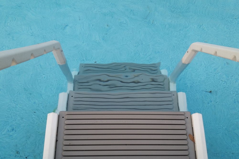 piscina_escada_noticia.jpg