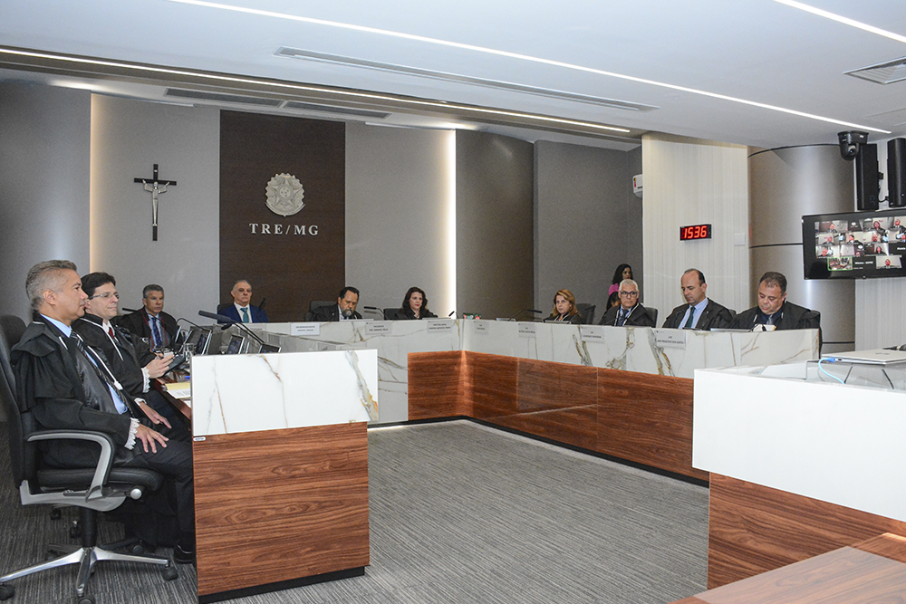 Not-1---Posse-Juizes-Jair-Francisco-e-Mauro-Ferreira-no-TRE.jpg