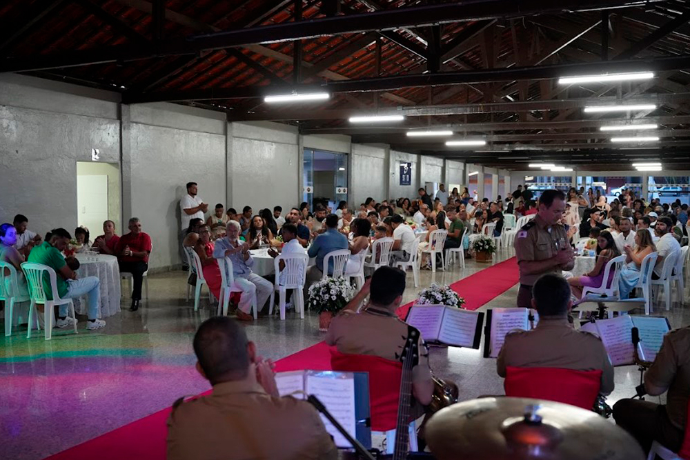 Not 2Casamento Comunitarioem Dores do Indaia.jpg