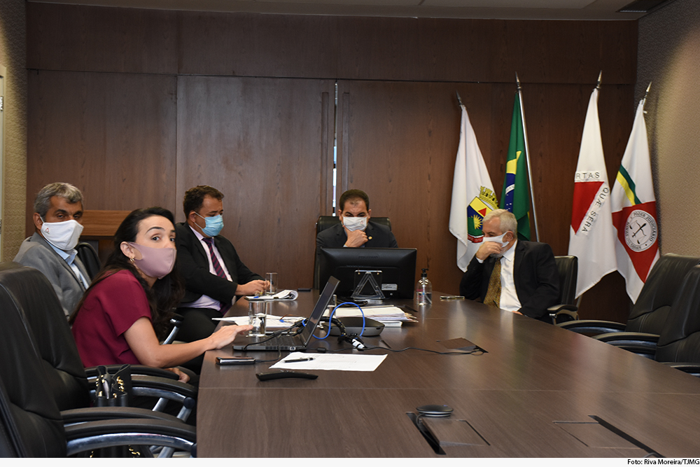 Mesa de reunião no Gabinete da Presidência com cinco participantes