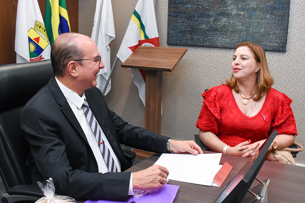 Not---Leticia-Gambogi_-Delegada-chefe-da-PC-entrega-convite-ao-Presidente._1.jpg