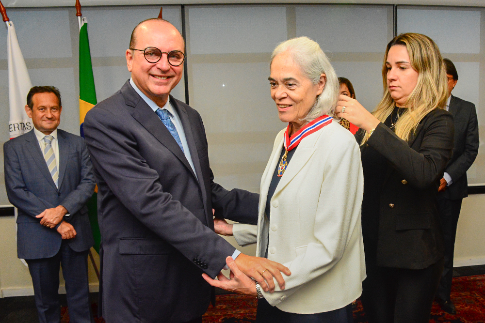 Not---Presidente-entraga-Colar-do-Merito-Judiciario-a-Ministra-M-Thereza-de-Assis-Moura--6--.jpg