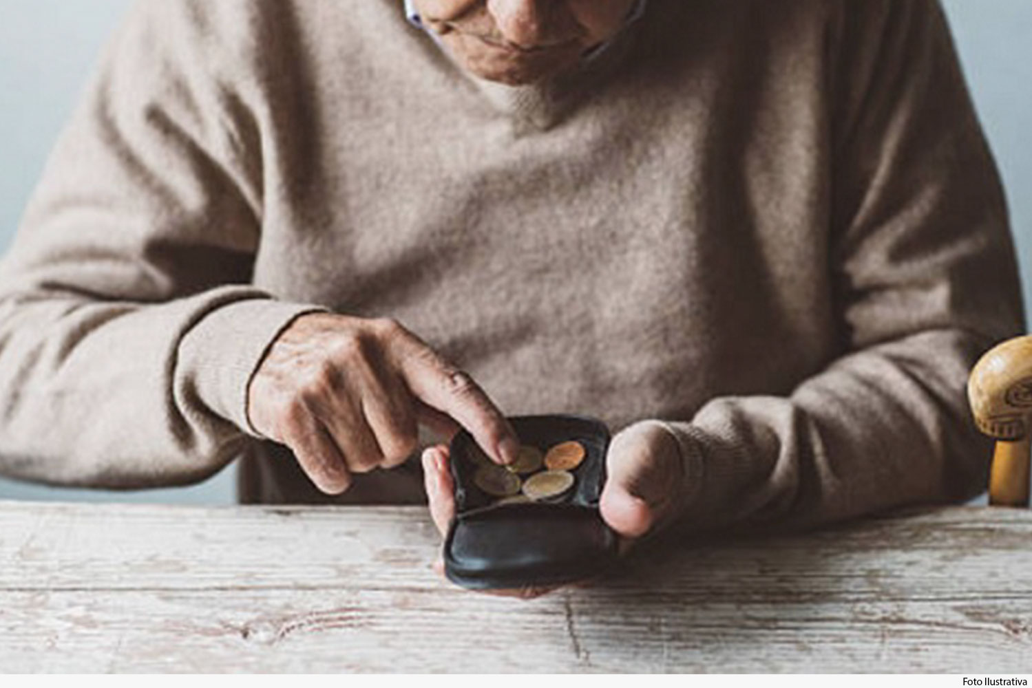 Homem idoso manuseia dinheiro em carteira