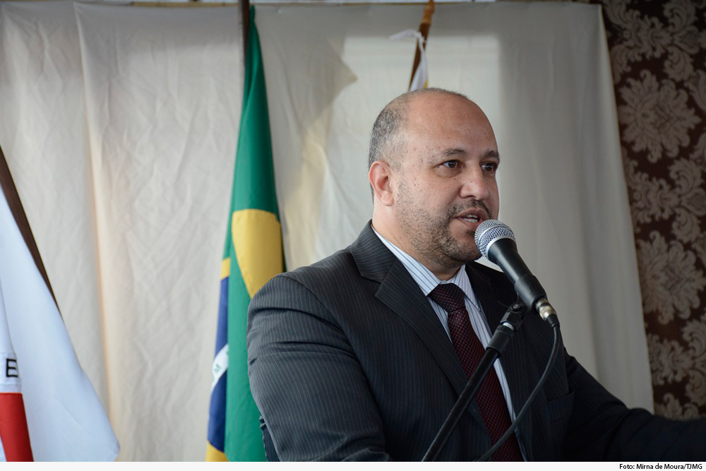 Juiz fala em púlpito durante solenidade