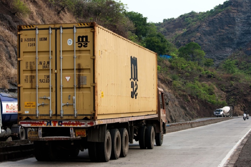 Caminhão de mudança em rodovia