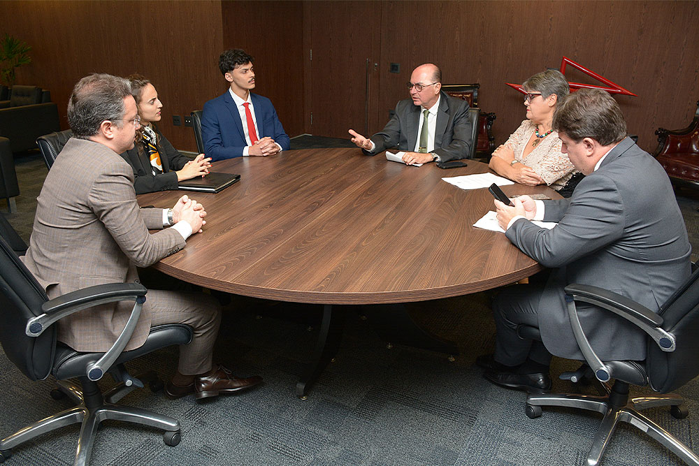 Not---Presidente-do-TJMG-Des.-Jose-Arthur-de-Carvalho-Pereira-Filho-recebe-visita-do-advogado-Felipe-Martins1.jpg