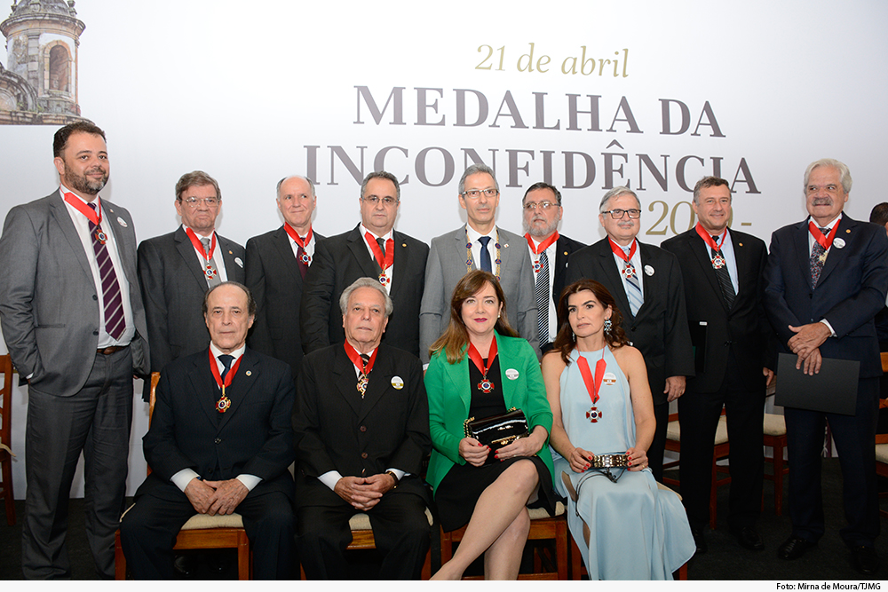 Grupo de desembargadores com fundo escrito Medalha da Inconfidência