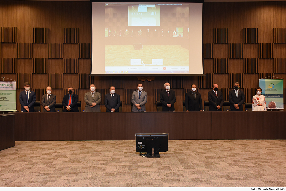 Mesa de honra com autoridades no Tribunal Pleno